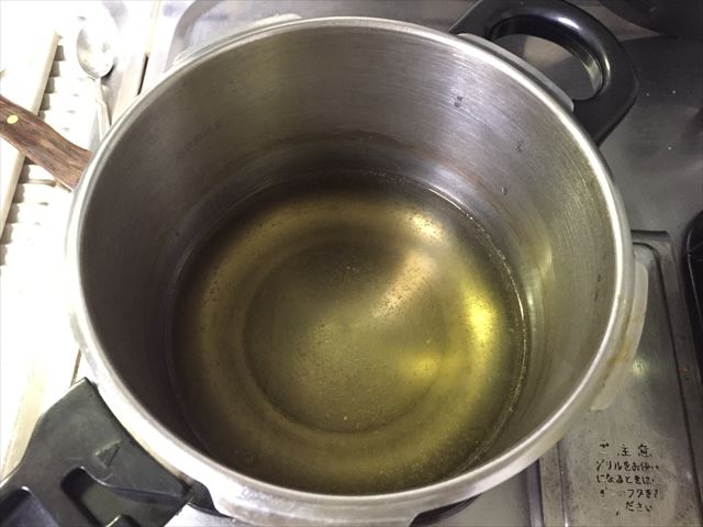 鍋に材料を入れる前にコンソメを溶かし入れておく