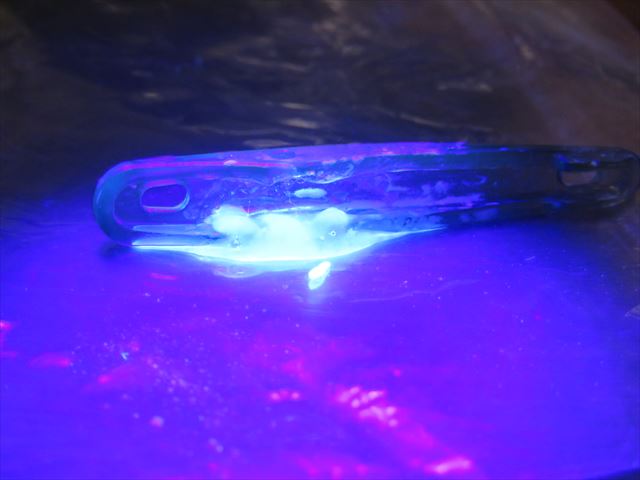 紫外線ライトで光硬化パテを硬化させる