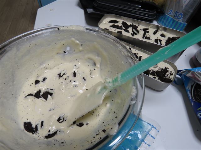 手作りのアイスの元にオレオクッキーを混ぜてマックフルーリー風アイスにする