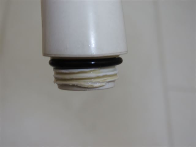 シャワーヘッドのネジ構造部分が水圧で欠けた状況
