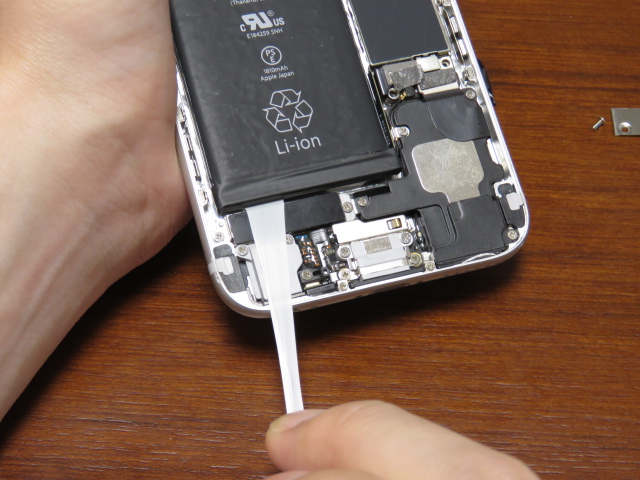 iphone6の内蔵バッテリーの両面テープを切れないように引き抜く
