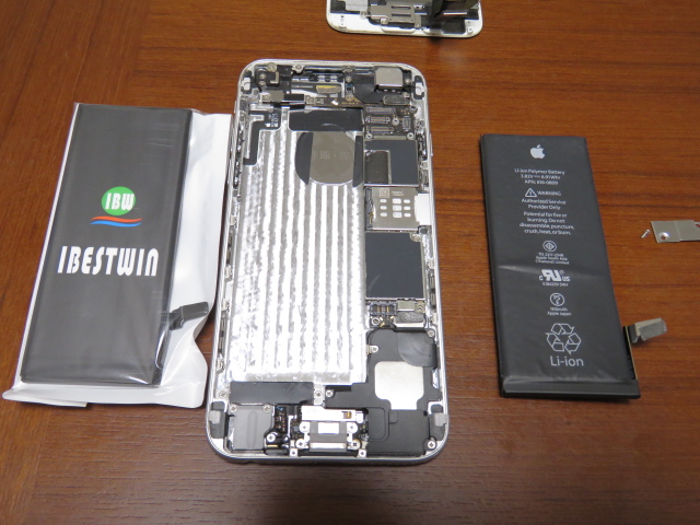 iphone6から取り外されたバッテリーと交換用の新しいバッテリー