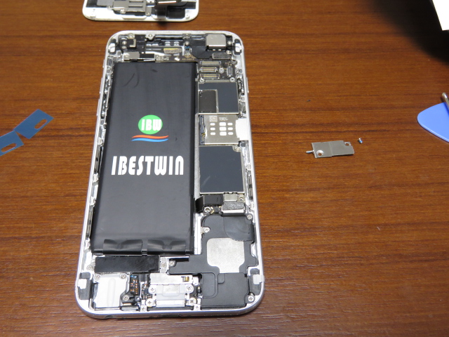 iphone6の背面ケースに交換用の内蔵バッテリーを取り付けた様子