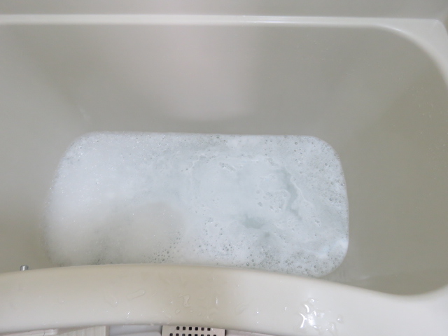 浴槽にお湯を溜め、オキシクリーンを溶かす