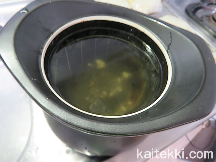 焦げた土鍋を水に浸ける